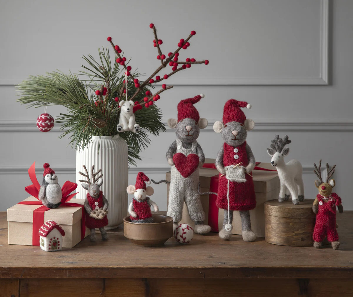 GRY & SIF Small Girly Mouse Knitting w/Red Dress