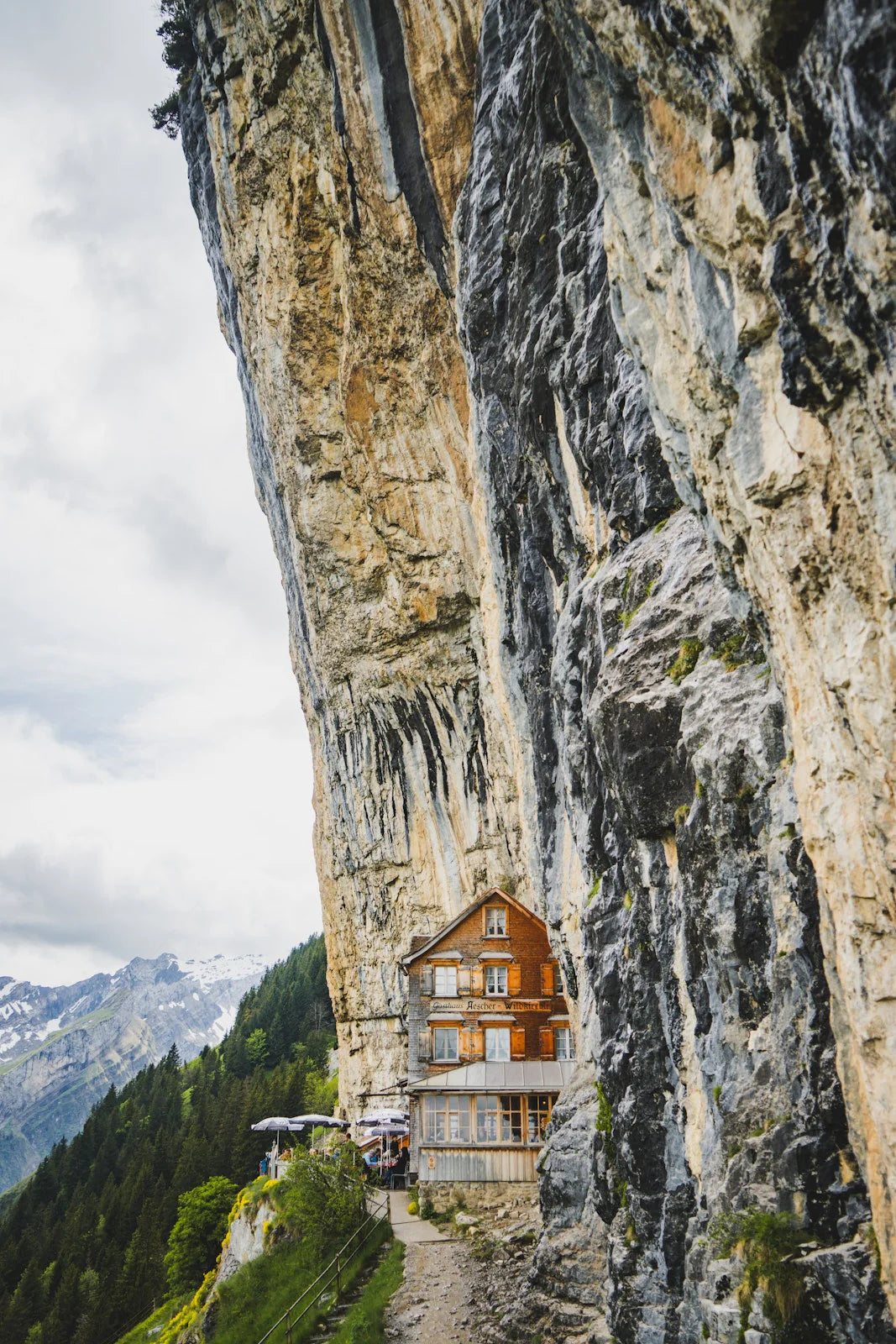GESTALTEN Alpine Refuges