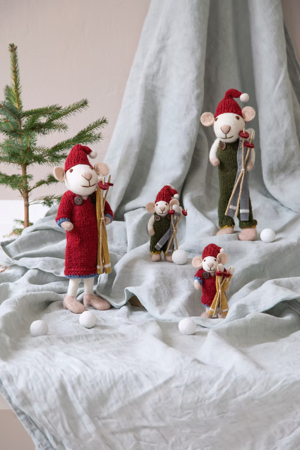 GRY & SIF Small White Boy Mouse w/Green Pants & Ski