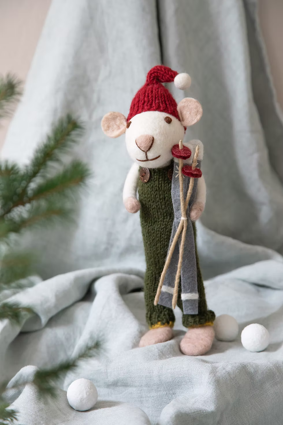 GRY & SIF Small White Boy Mouse w/Green Pants & Ski