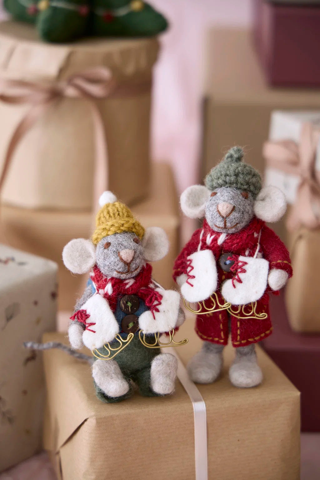 GRY & SIF Small Grey Boy Mouse w/Waistcoat & Ice Skates
