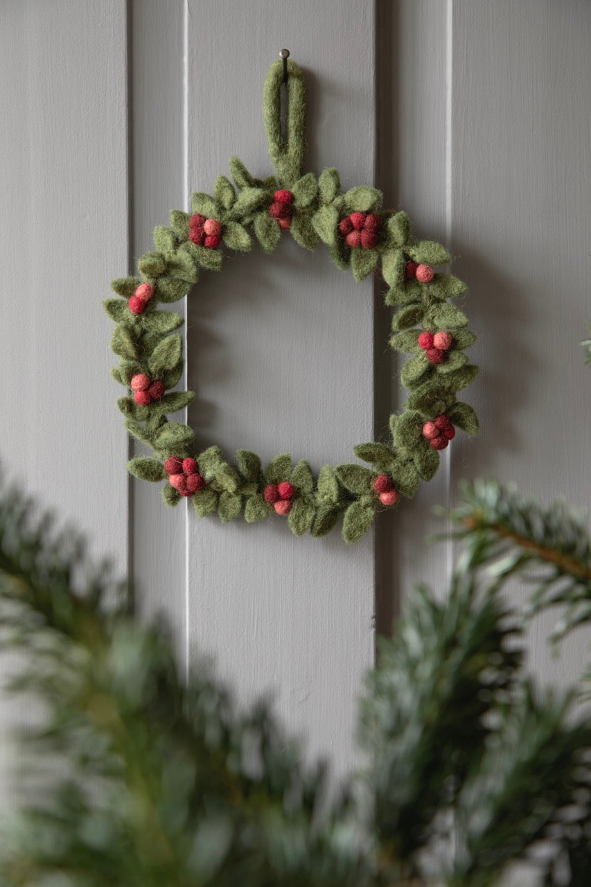 GRY & SIF Small Green Wreath w/Red Berries