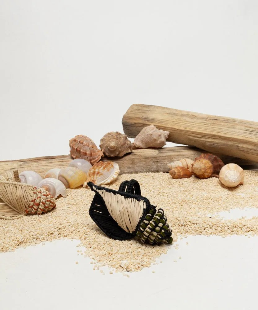 GUANABANA Seashell Napkin Ring | white. Black & Green